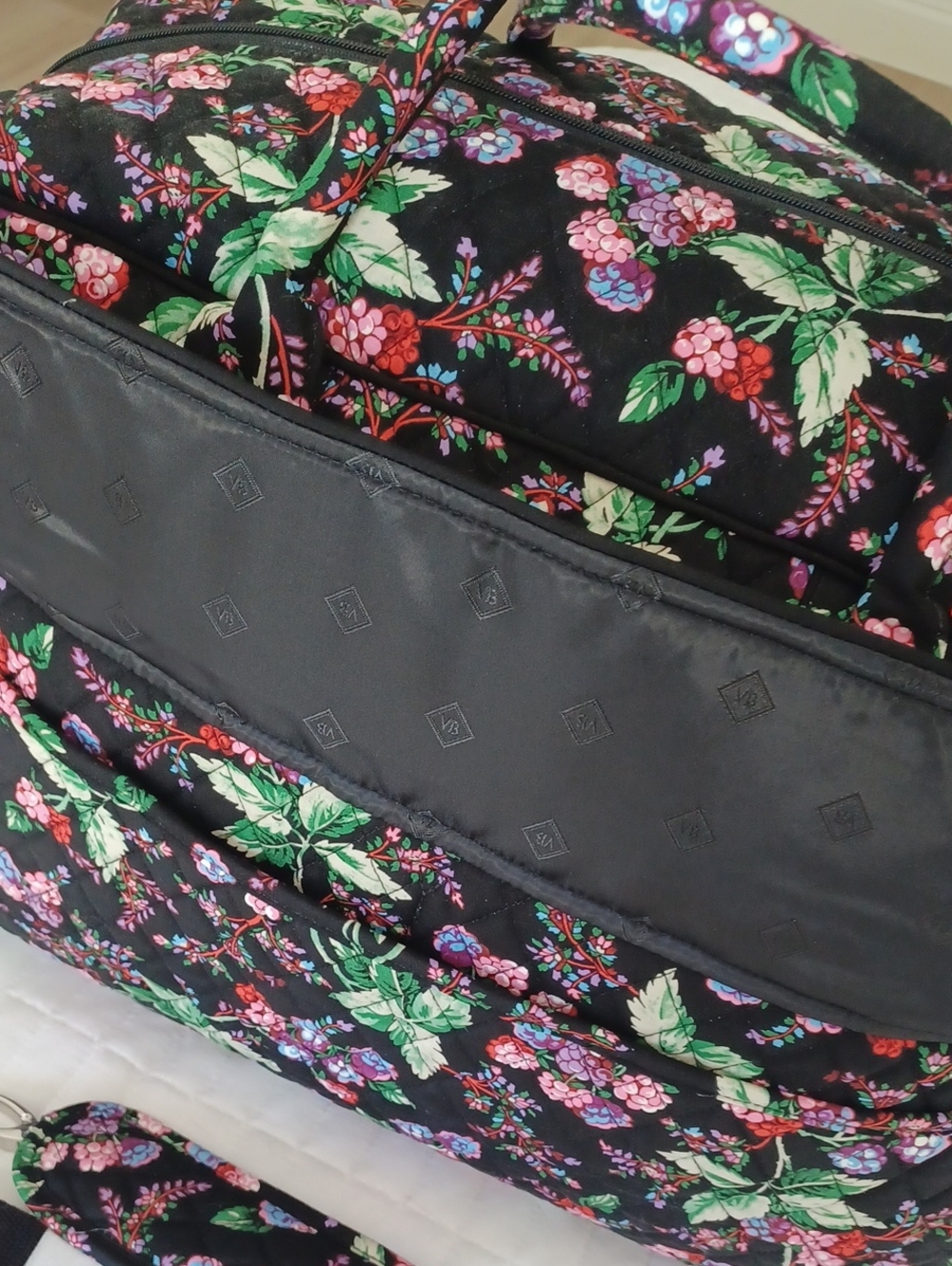 EUC Large Vera Bradley Travel Bag In Winter Berry Pattern - Picture 5 of 16